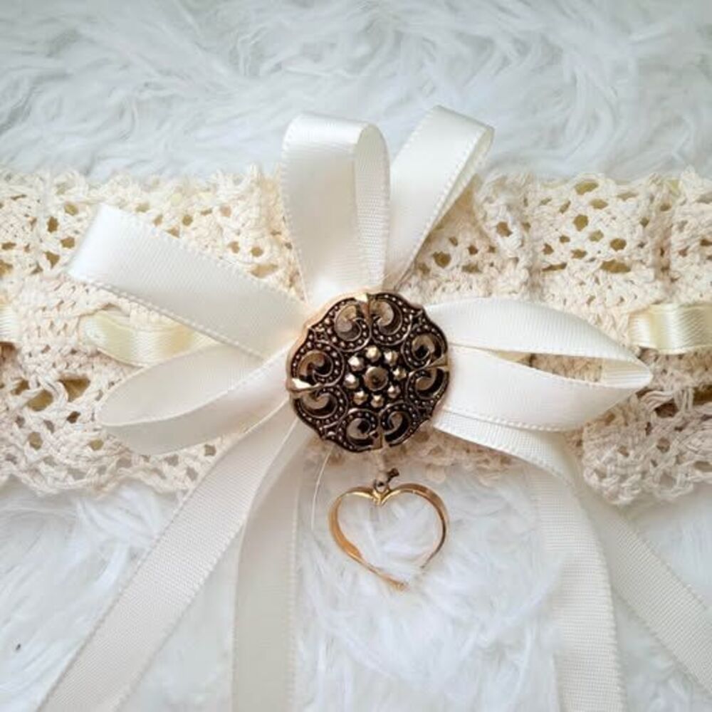 Ivory Lace Bridal Garter Wedding Garter Heart Charm Keepsake - Picture 3 of 8